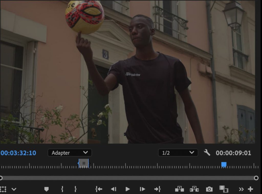capture d'écran de premier pro lors du montage de la vidéo, représentation d'une jeune homme faisant tourne rle ballon sur le bout de son doigt