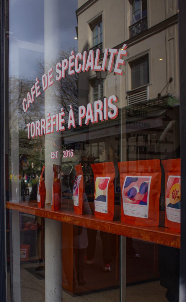 photo dune vitrine de vendeur de café à paris
